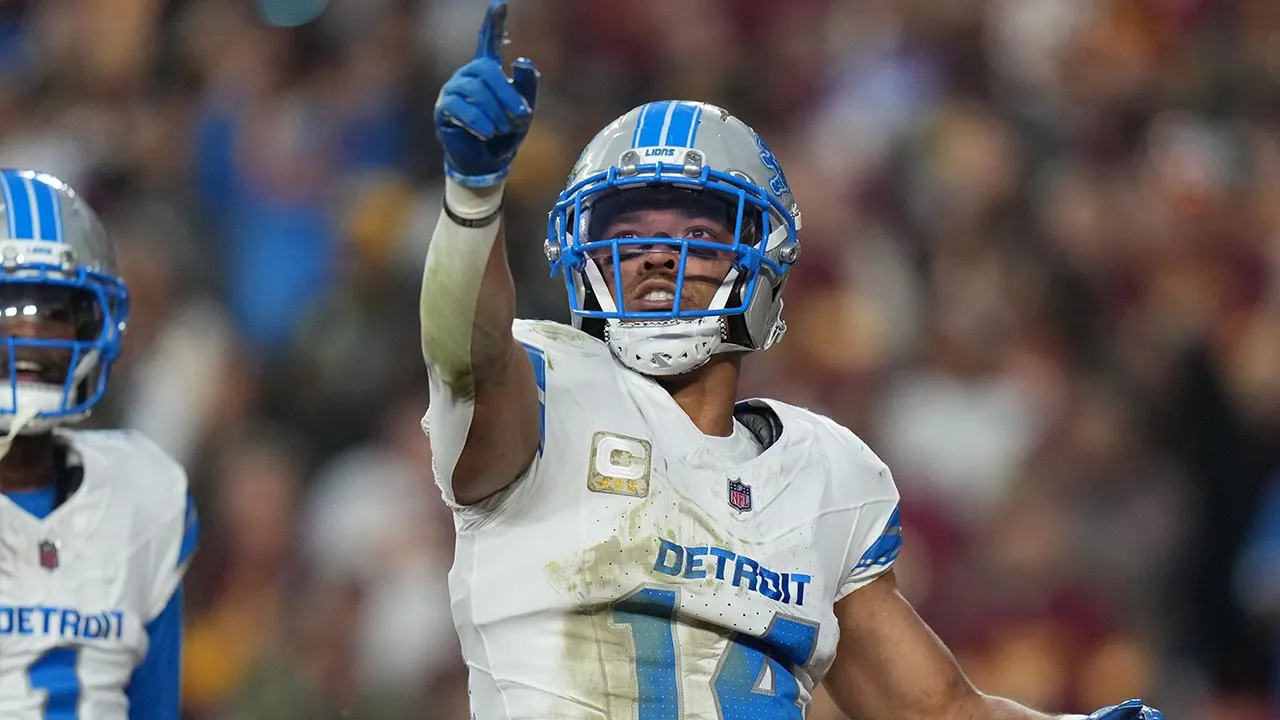Amon-Ra St. Brown of the Lions does popular Trump dance following touchdown