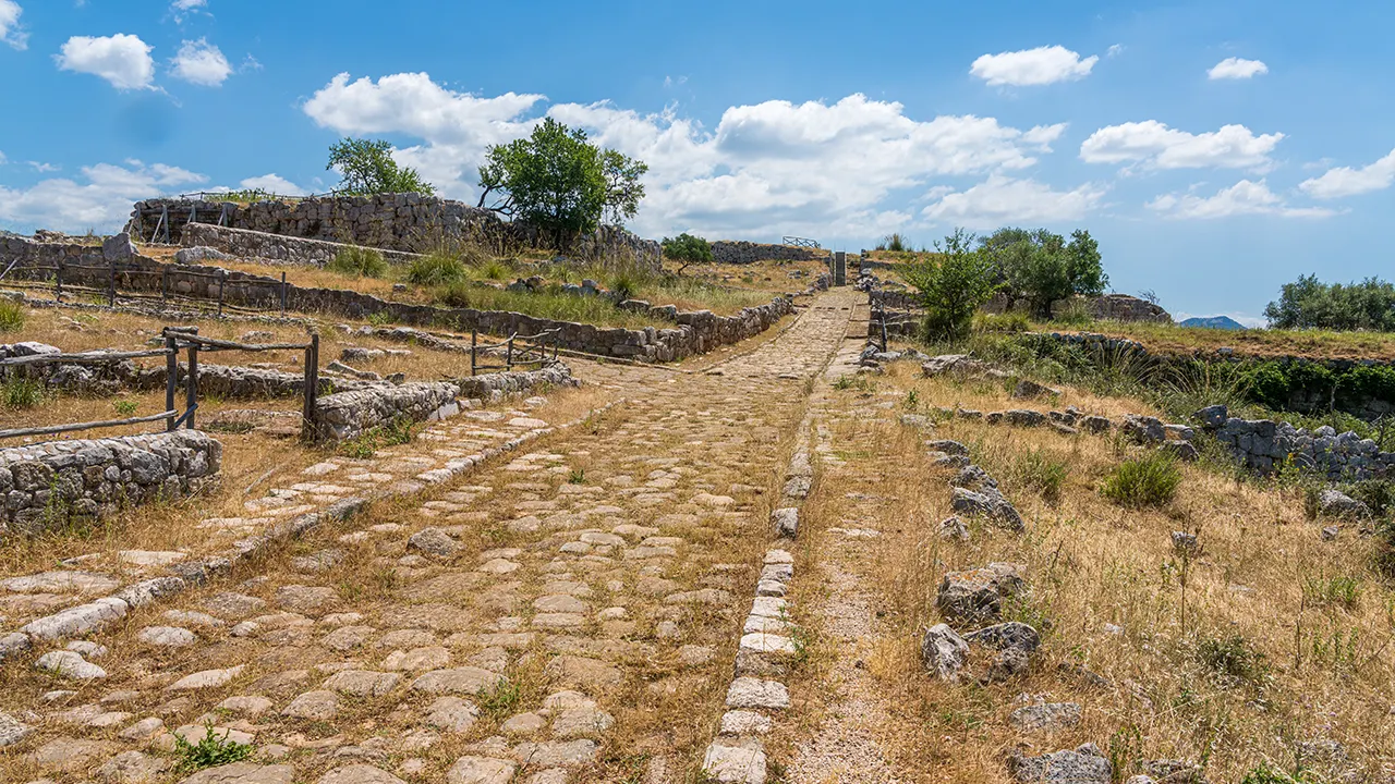 Ancient Roman road network uncovered after many years, leaving archaeologists amazed.