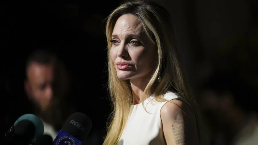 Angelina Jolie travels to Kherson, a Ukrainian city facing Russian attacks