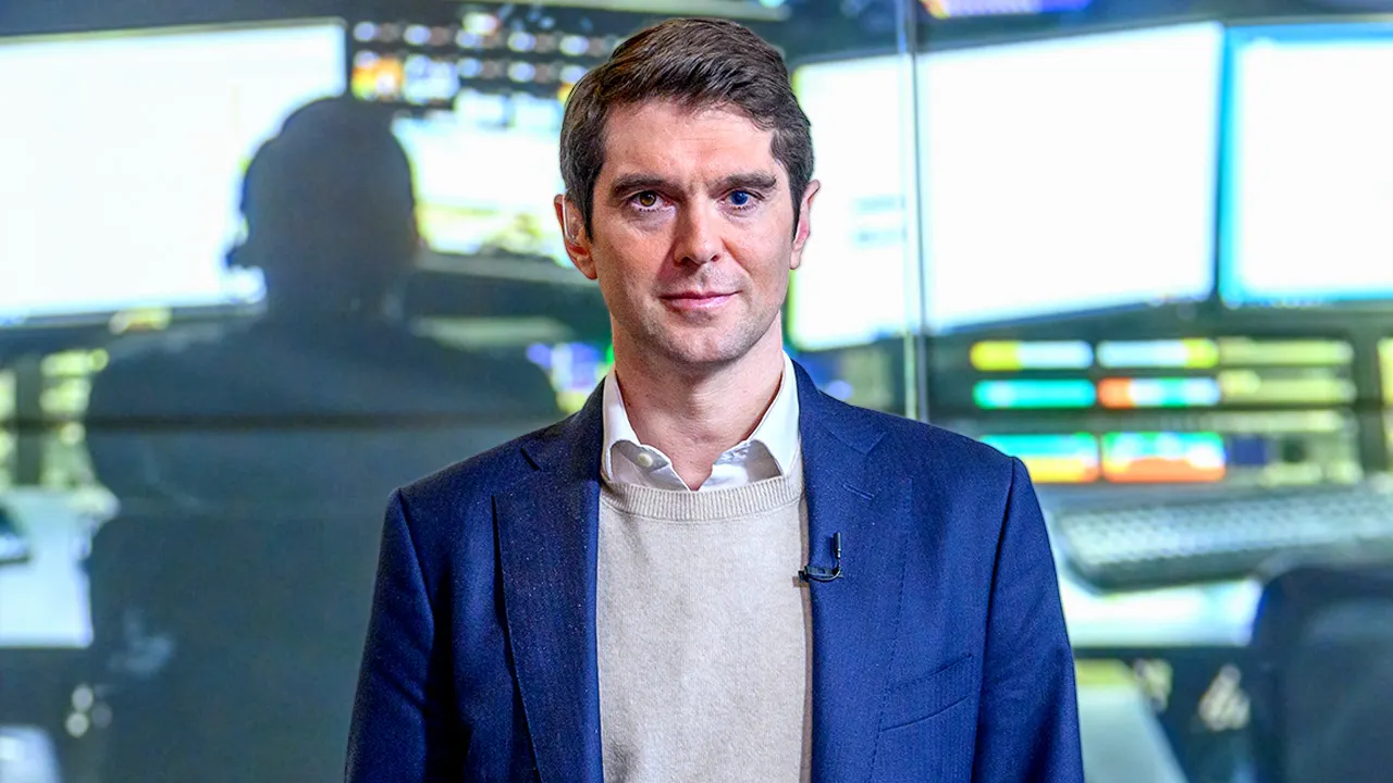 Benjamin Hall gives Honor Award named after his daughter at the Patriot Awards