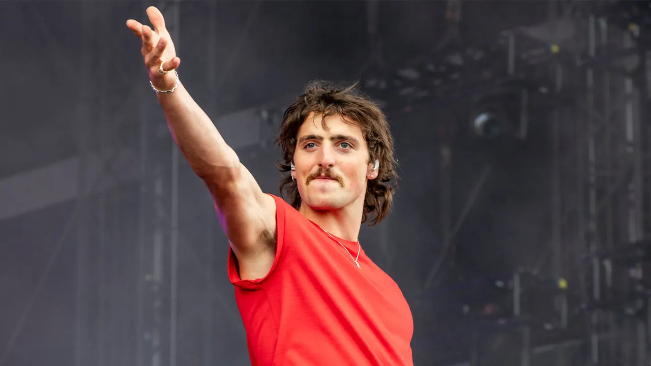 Benson Boone humorously comments on not receiving a Grammy for his song 'Mystical Magical'