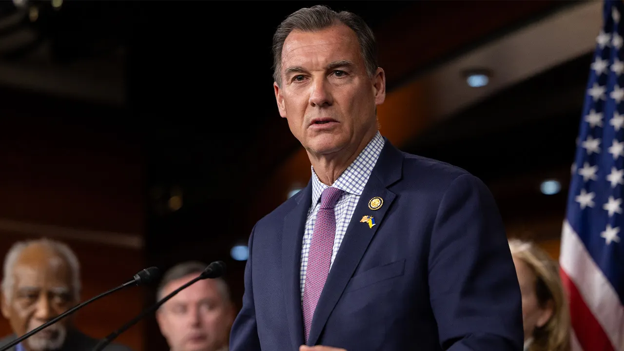 Centrist New York Democrat criticizes 'extremists' on both sides: 'Path to destruction'