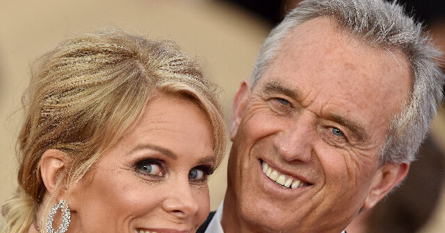 Cheryl Hines Criticizes Hollywood's False Commitment to 'Inclusion' Regarding Her Marriage to RFK Jr.