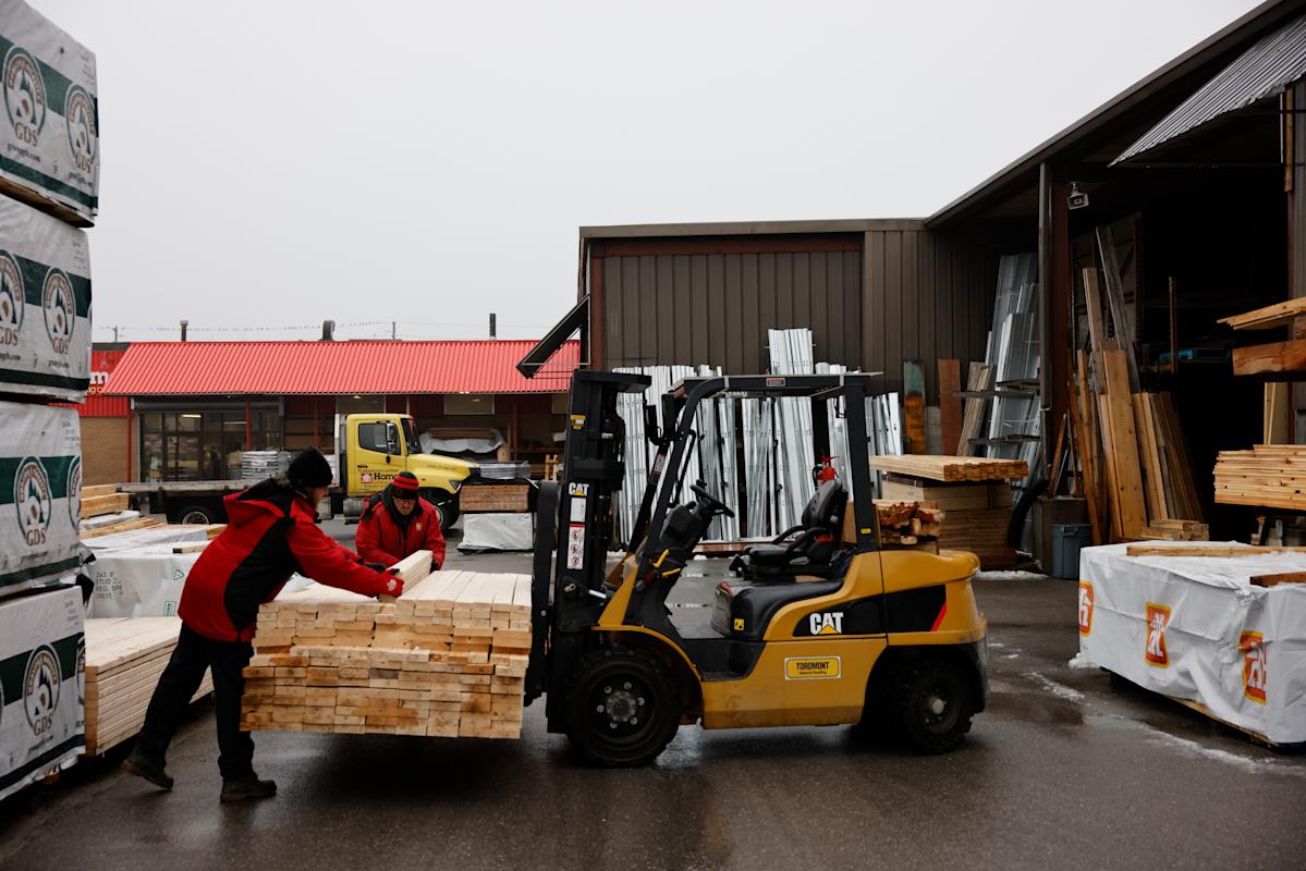 Consecutive job increases support the argument for the Bank of Canada to maintain interest rates in December, according to economists.