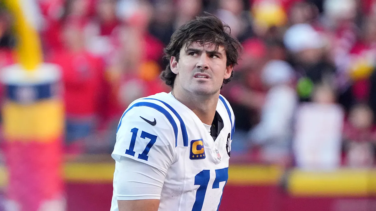 Daniel Jones of the Colts reportedly playing with a broken fibula.