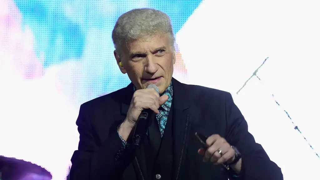 Dennis DeYoung criticizes the Rock Hall for late inductions affecting musicians.