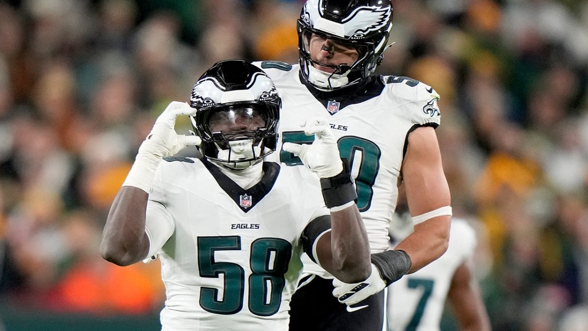 Eagles' Jalyx Hunt almost hits an official while celebrating