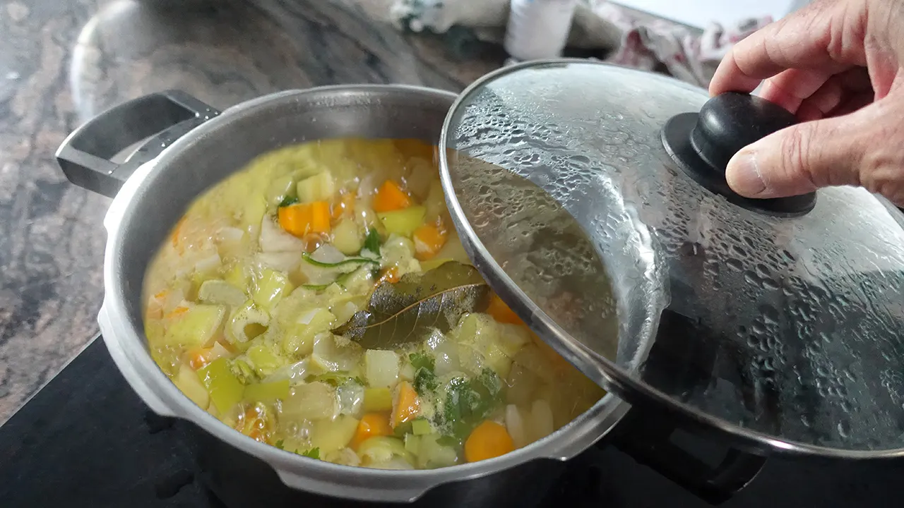 Eatery gains attention for playful reply to customer's bay leaf issue