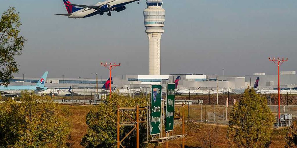 FAA cancels hundreds of flights, raising holiday travel worries during the ongoing government shutdown