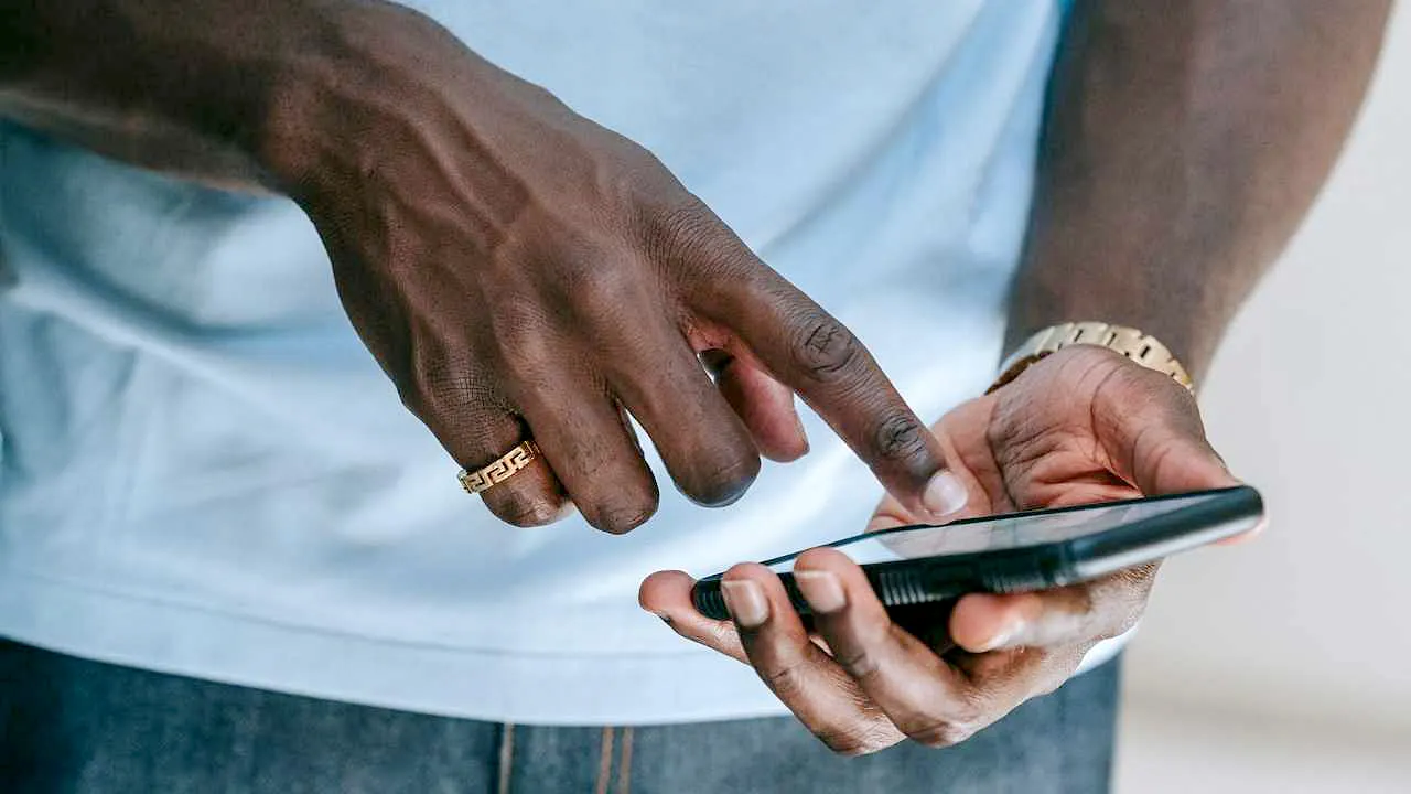 Fake airline text messages lead to a new flight cancellation scam.