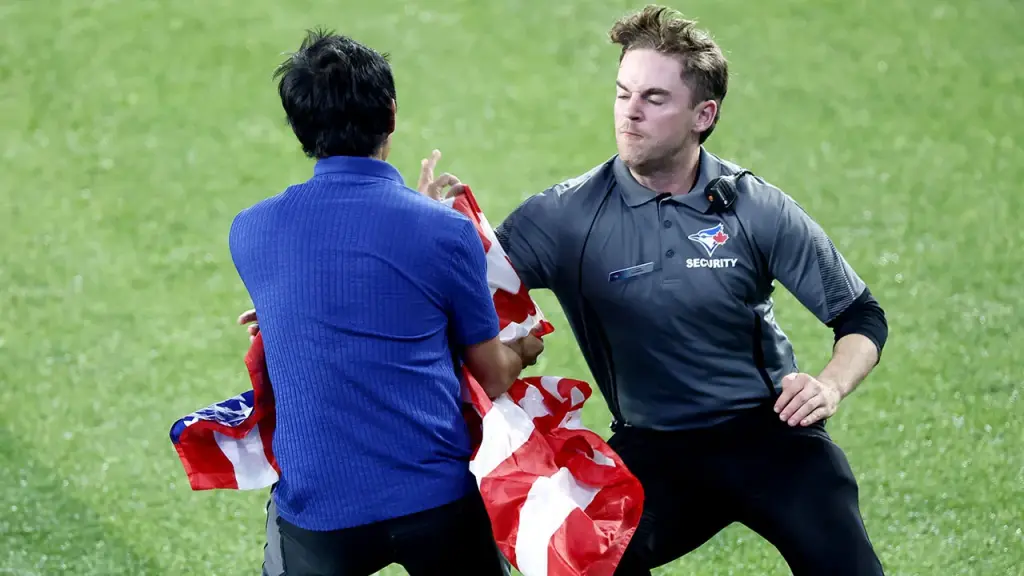 Fan invades field with American flag during Dodgers-Blue Jays Game 6
