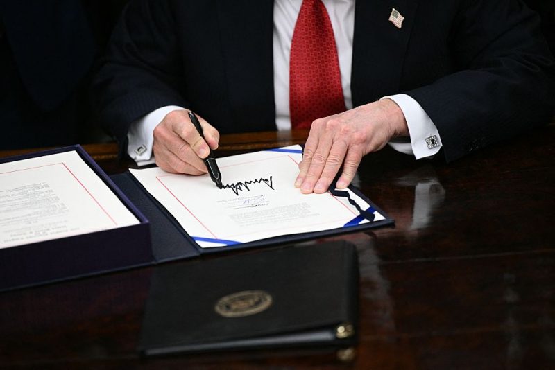 Federal employees are anticipated to receive their paychecks again this weekend.