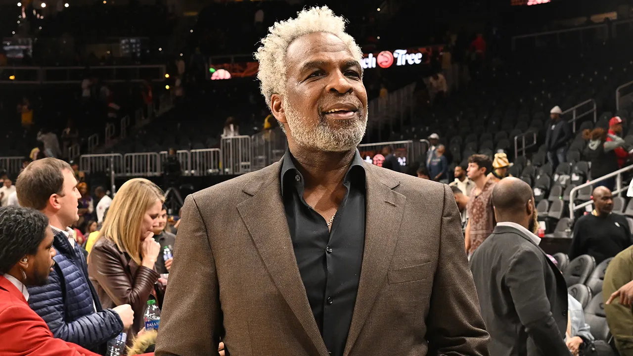 Former Knick Charles Oakley is ruled to owe $642,000 in lawyer fees to MSG.
