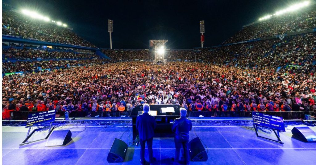 Franklin Graham Shares Christ's Message with Over 70,000 in Argentina: 'God Loves You'