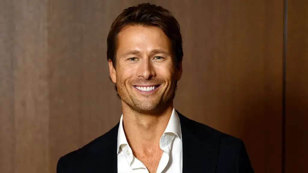 Glen Powell leaves Los Angeles for his Texas hometown and starts college at UT Austin.