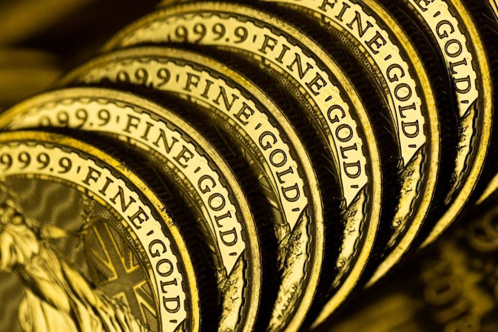 Gold Prices Decline Amid Dollar Forecast and Cautious Sentiment