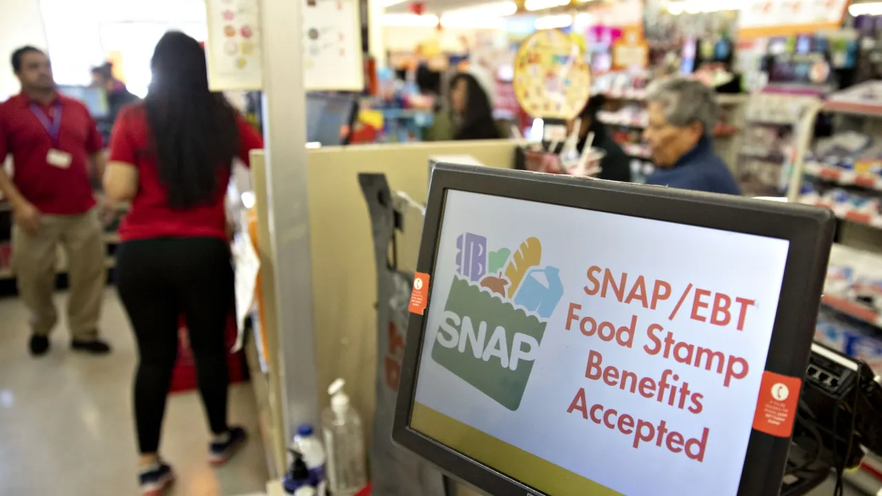 Graphs: Government shutdown endangers SNAP assistance for 42 million Americans