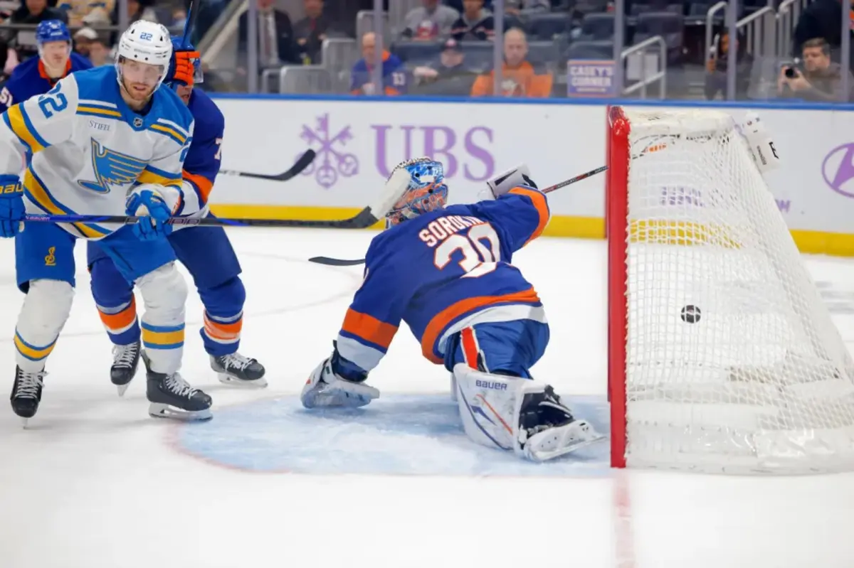 Islanders lose heavily at home to the Blues