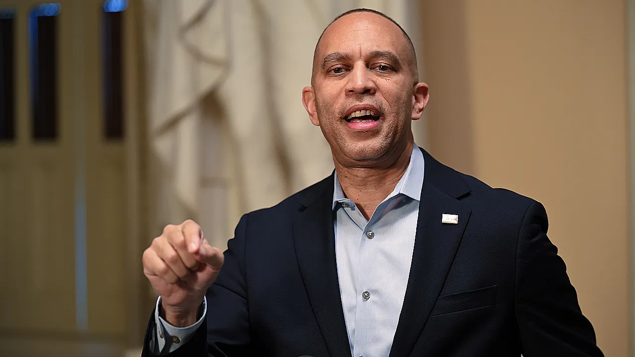 Jeffries advocates for final Obamacare subsidy proposal as shutdown approaches