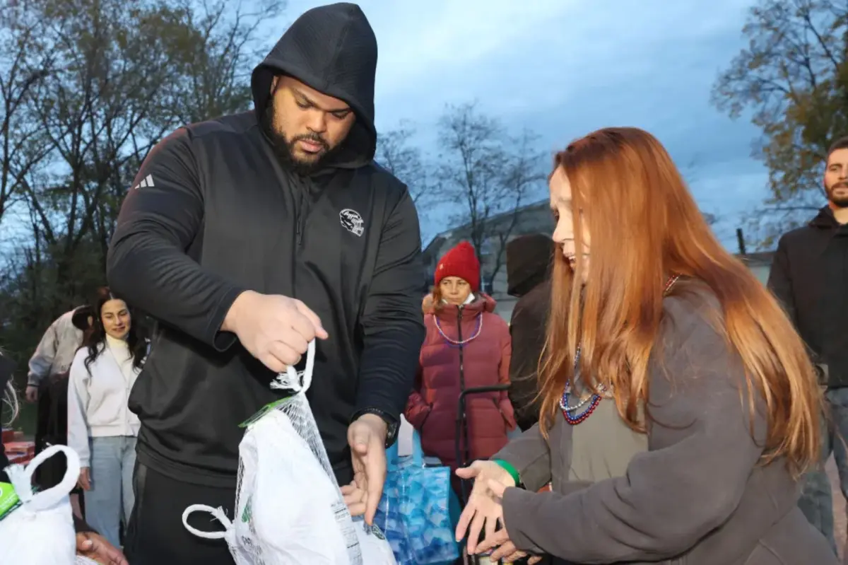 Jermaine Eluemunor is helping others by donating 200 turkeys to families in need.