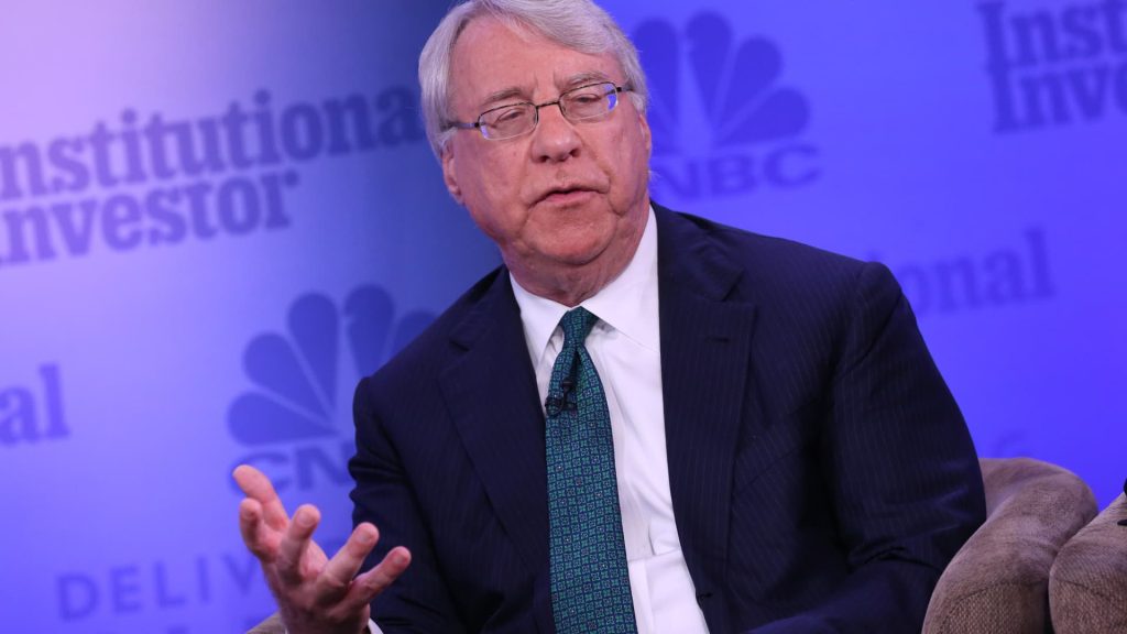 Jim Chanos reduces his Strategy short as the stock's bitcoin premium falls sharply after a 50% drop.