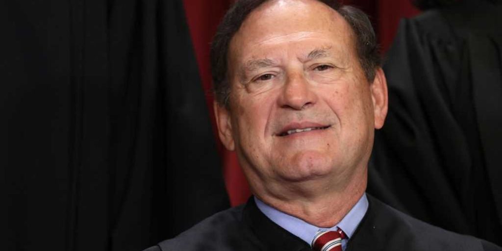 Justice Alito grants victory to Texas Republicans, temporarily reinstates Republican congressional map