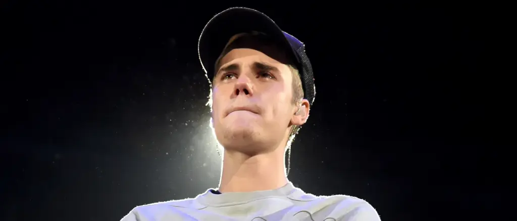 Justin Bieber Assists Driver Stuck by the Side of the Road