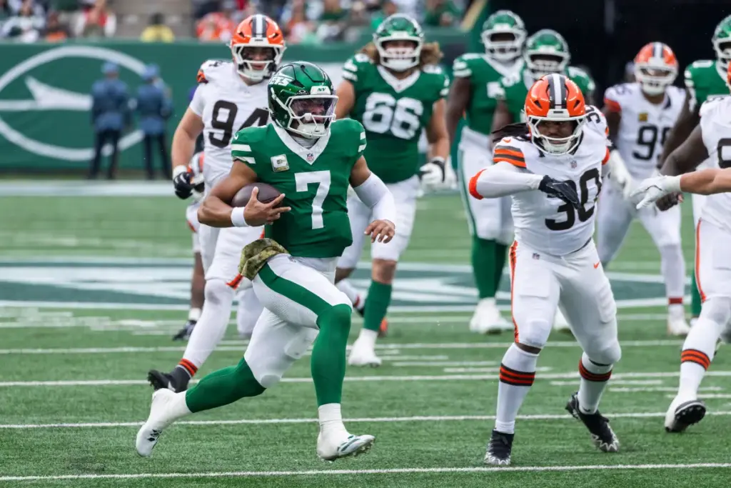 Justin Fields performs well enough late to maintain starting position with Jets during a short week