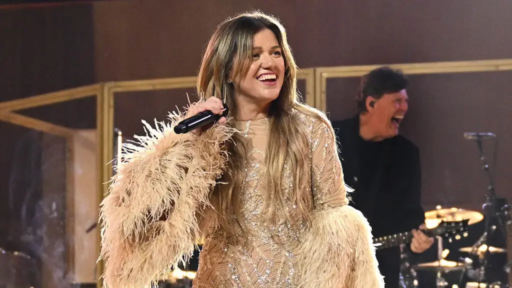 Kelly Clarkson comes back to Las Vegas, assists in an on-stage engagement for a couple