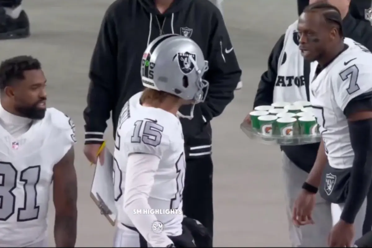 Kenny Pickett intervenes during Geno Smith's intense moment on the Raiders sideline