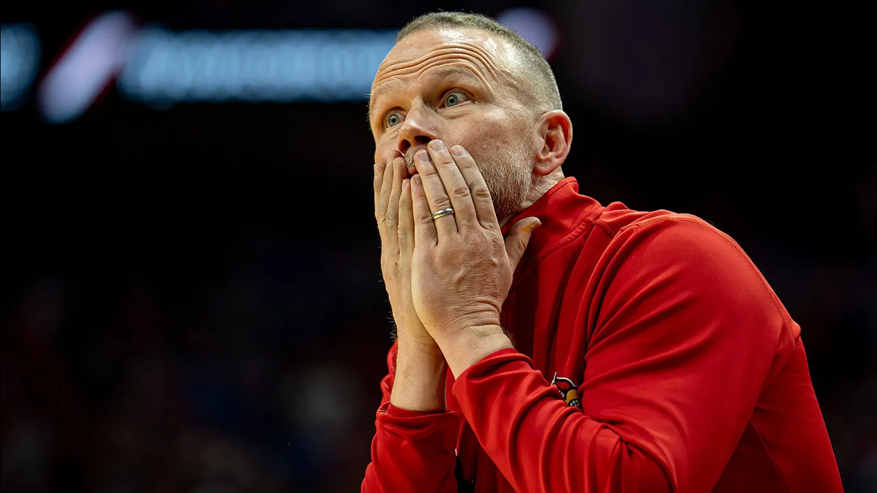 Louisville basketball coach experiences unusual finger injury