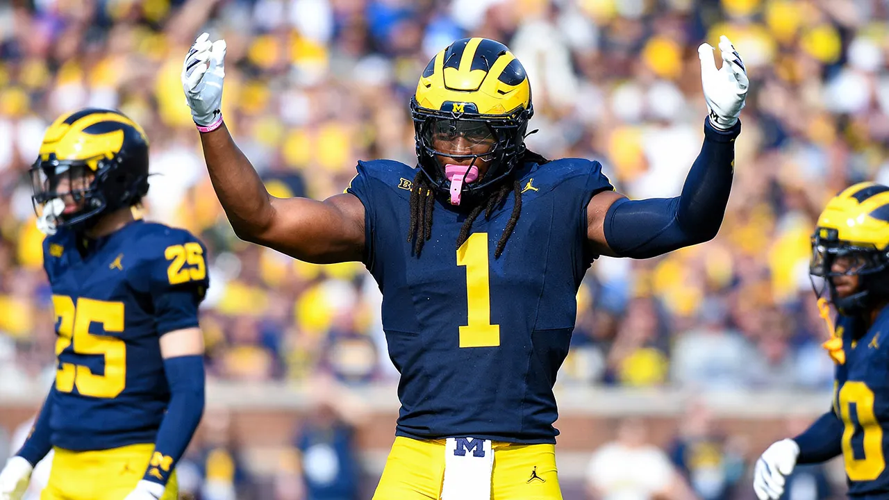 Michigan player comes close to headbutting referee during game against Ohio State