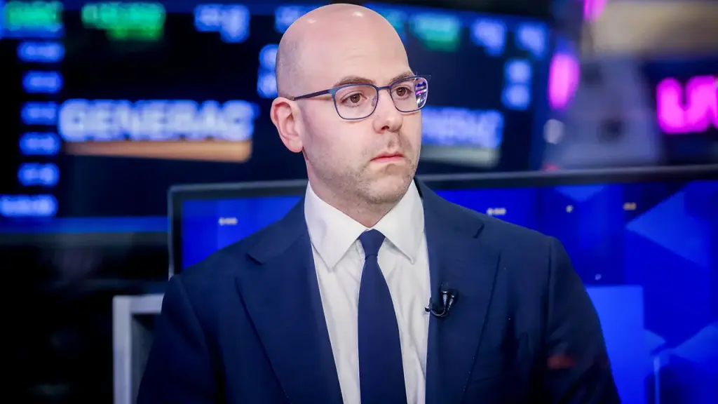 Miran, a Federal Reserve governor, urges significant interest rate reductions to support the economy.