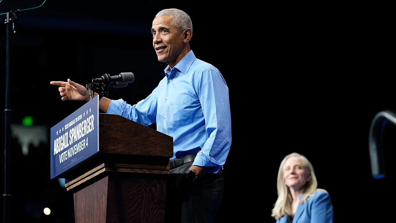 Obama criticizes Republicans for the government shutdown during rally in Virginia