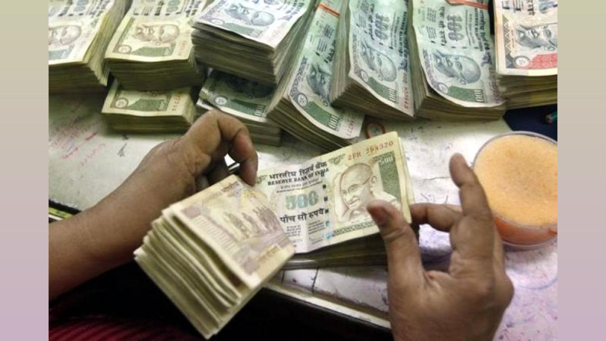 Pakistan Limits Cash Transactions in Dollars