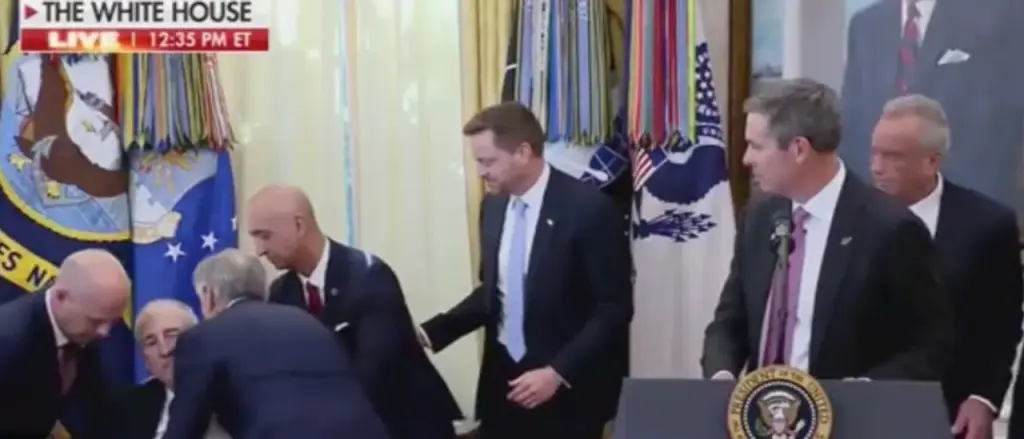 Pharmaceutical Executive Faints in Oval Office While Dr. Oz Hurries to Help