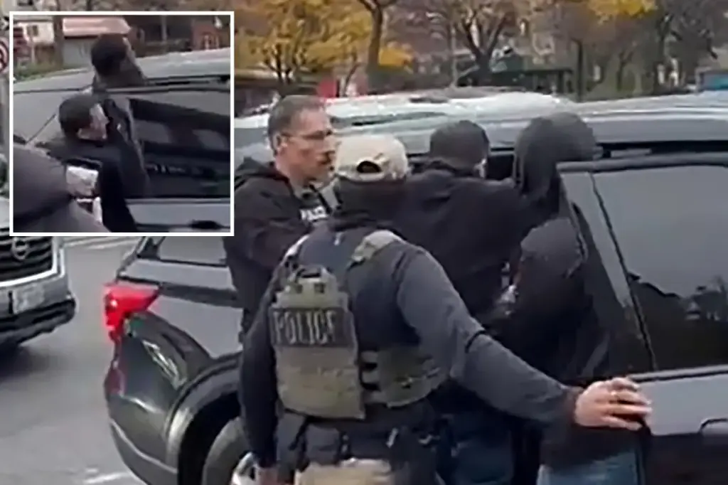 Police summoned as federal agents remove man from car in NYC amid shouts of 'Show your faces!'