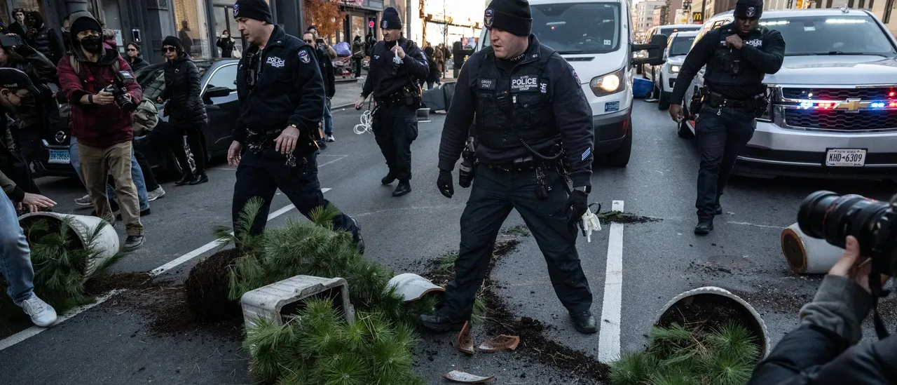 Protesters Trying to Block ICE Raid in New York City Arrested After Standoff Using Barricades and Garbage