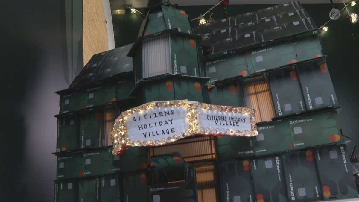 Record holder uses credit cards to create holiday magic at Garden City