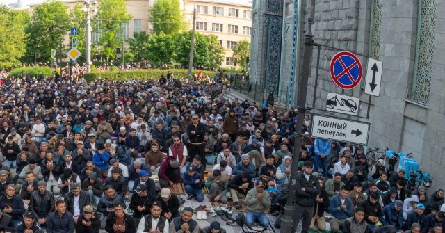Russians Growing More Annoyed with Muslim Migrants Praying Outdoors