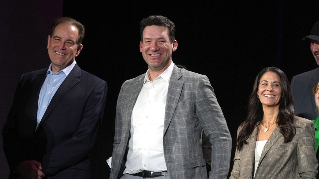 Tony Romo's odd sounds distract NFL fans