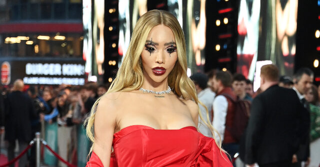 Transgender Model Munroe Bergdorf Raises Concerns at Glamour Magazine's Women of the Year Awards: 'Fascism Is Present'