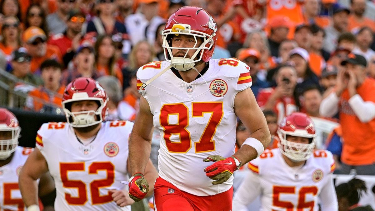 Travis Kelce from the Chiefs gets caught up with a Broncos defender