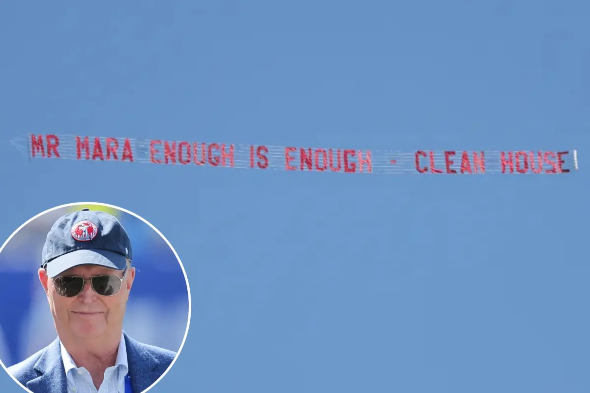 Two planes carrying messages for Giants' John Mara soar above MetLife Stadium