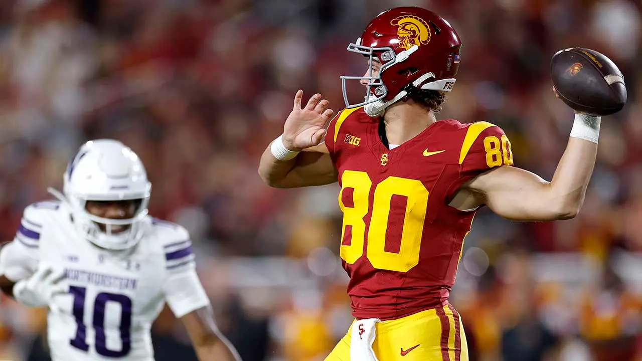 USC quarterback change on a trick play tricks Northwestern in decisive win