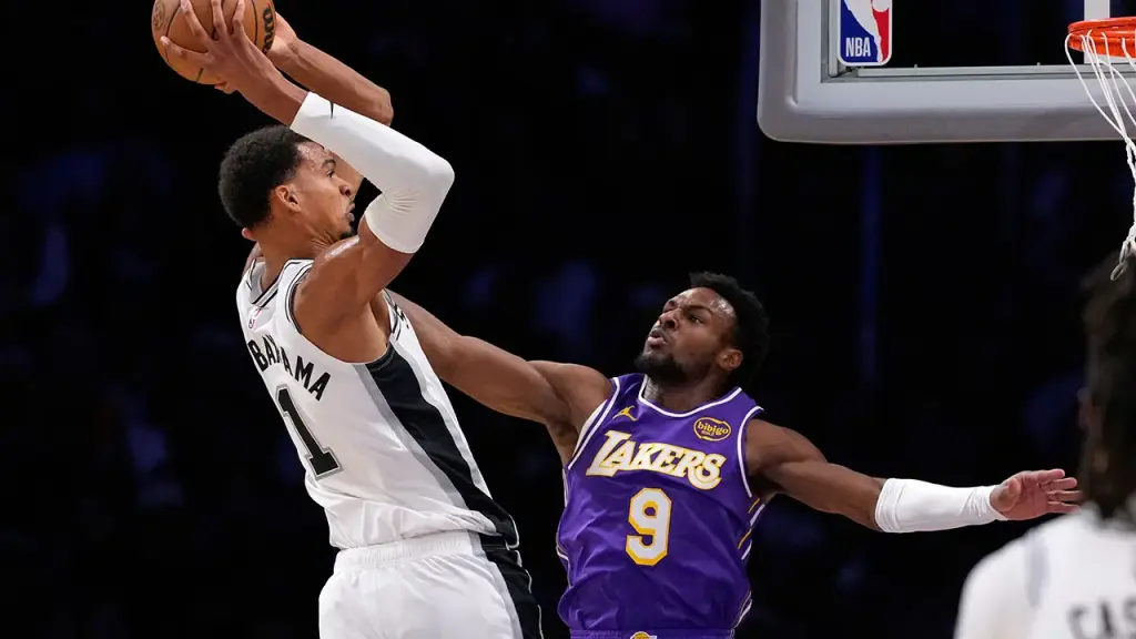 Victor Wembanyama shines with a dunk, but the Spurs fall to the Lakers