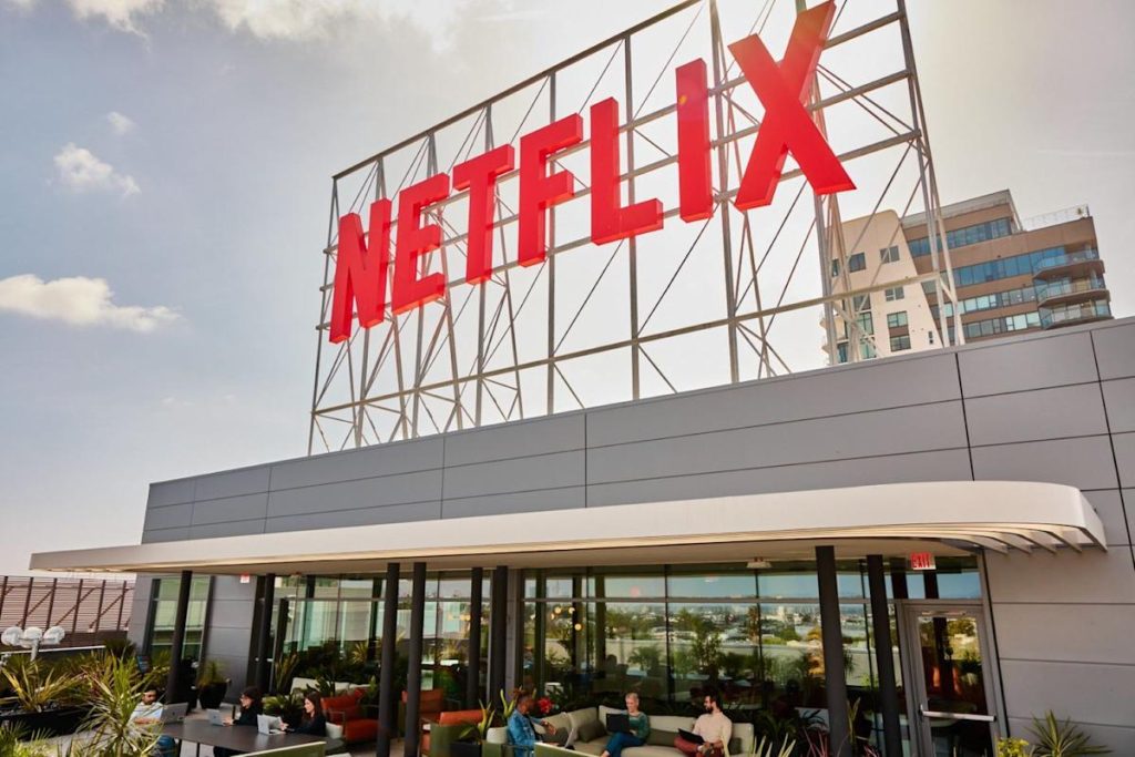 2 Leading Growth Stocks to Consider in 2026 That Are Likely to Remain Stable Despite a Potential AI Stocks Bubble: Netflix and Casey's General Stores