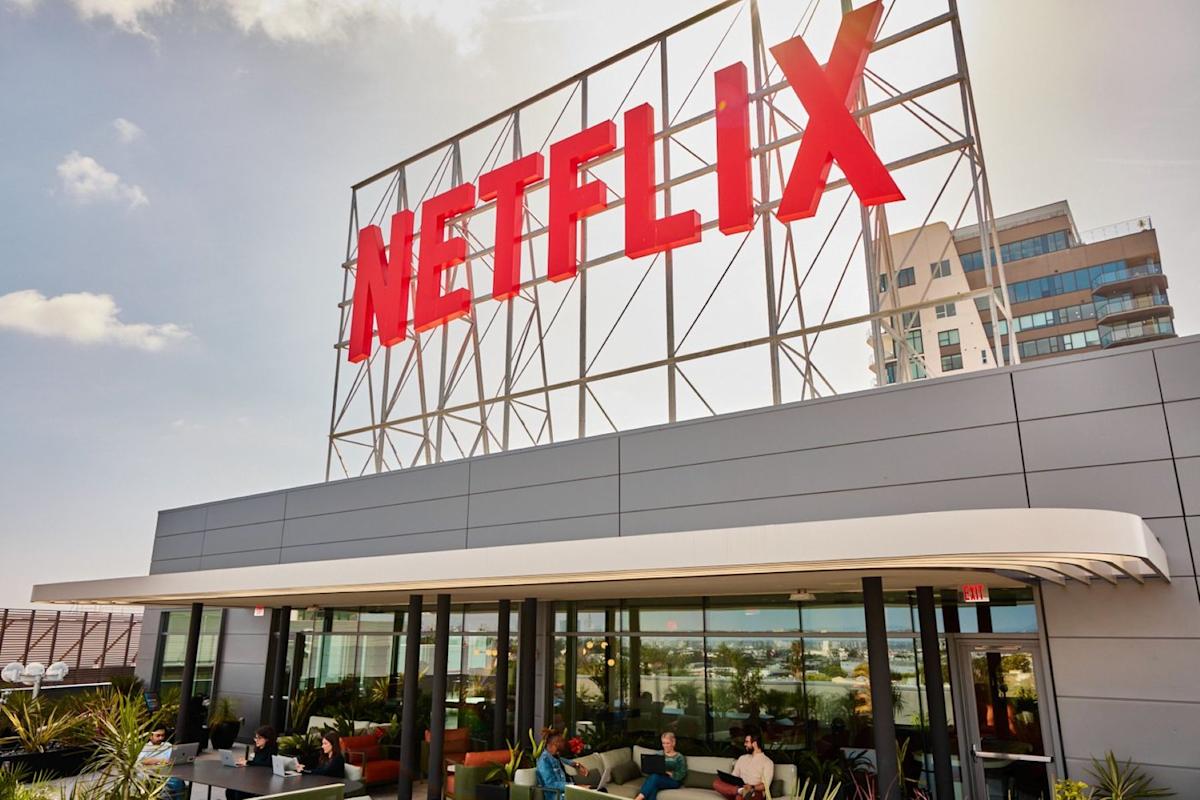 2 Leading Growth Stocks to Consider in 2026 That Are Likely to Remain Stable Despite a Potential AI Stocks Bubble: Netflix and Casey's General Stores