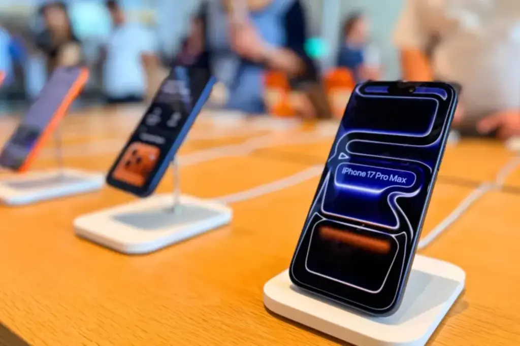 Apple fixes two zero-day flaws that attackers used in specific assaults.