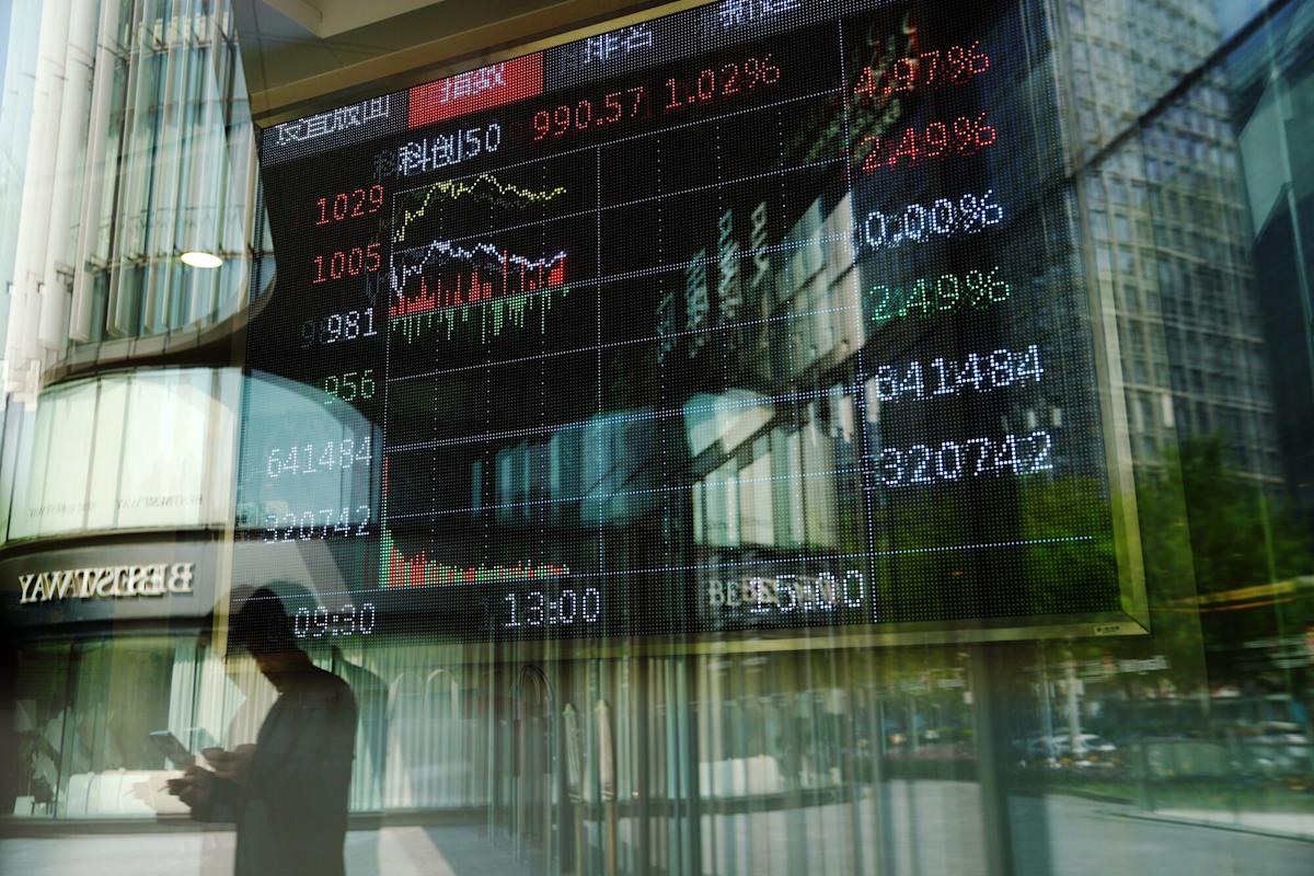 Chinese Stocks Approach Correction as Rally Dwindles Due to Weak Economy